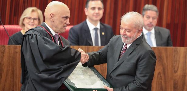 12.dez.2022 - O presidente do TSE, ministro Alexandre de Moraes, entrega o diploma de presidente eleito a Lula