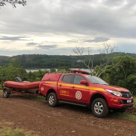 Bombeiros ainda buscam por dois desaparecidos no Rio Uruguai; lancha virou com 8 pessoas - Divulgação/Corpo de Bombeiros-RS