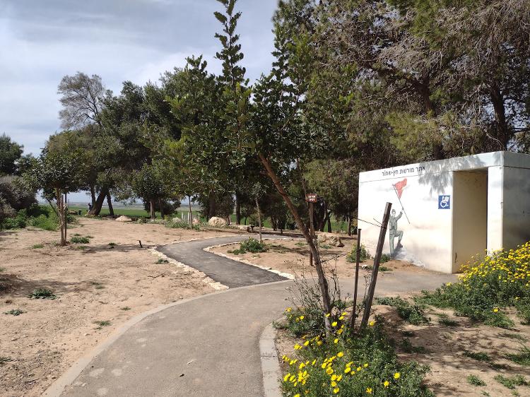Abrigo antibomba no memorial Black Arrow, em Israel; ao fundo a cidade Beit Hanoun, dentro da Faixa de Gaza Abrigo antibomba no memorial Black Arrow, em Israel; ao fundo a cidade Beit Hanoun, dentro da Faixa de Gaza