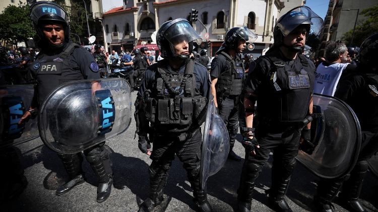 Policiais durante protesto em Buenos Aires contra medidas do governo Milei