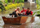 Vídeo: bombeiros usam canoa para resgatar homem e cães em alagamento no DF - Reprodução/CBMDF