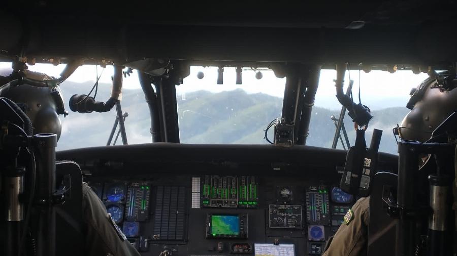 Pilotos do Esquadrão Pelicano procuram helicóptero desaparecido em operação da FAB sobre o litoral norte de São Paulo