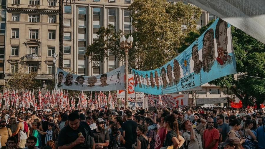 Argentinos na Praça de Maio pedem justiça pelos crimes da ditadura