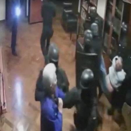 Uma imagem mostra uma filmagem das forças de segurança do Equador invadindo a embaixada mexicana no Equador
