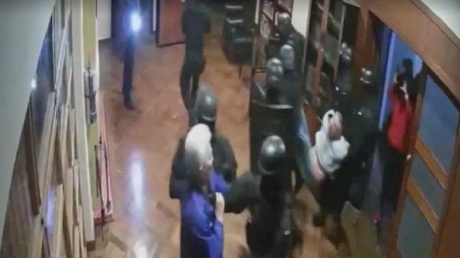 Imagem mostra as forças de segurança do Equador invadindo a embaixada mexicana no Equador