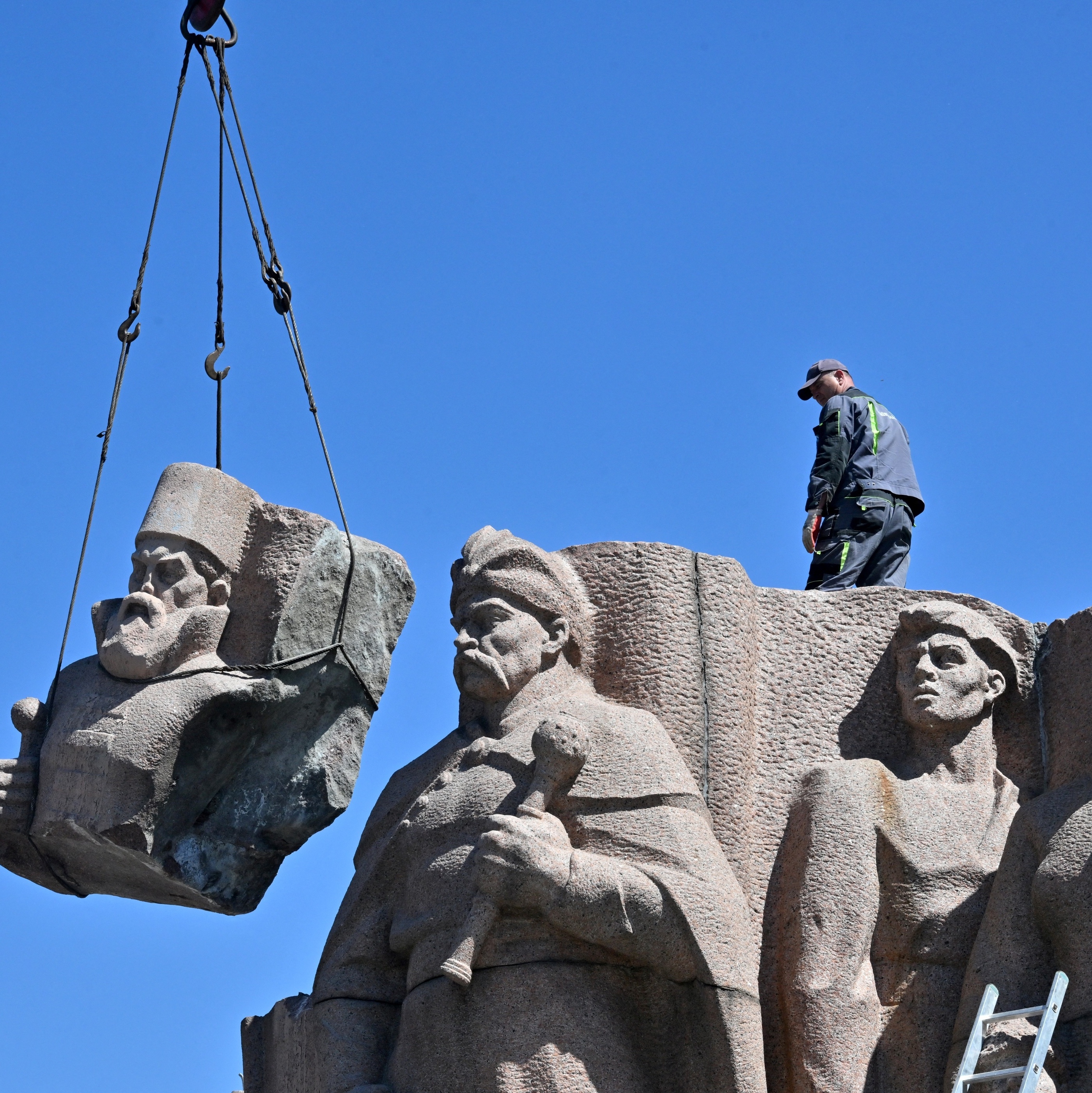 Kiev remove monumento soviético que exalta amizade com a Rússia