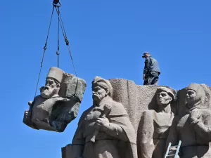 Kiev remove monumento soviético que exalta amizade com a Rússia