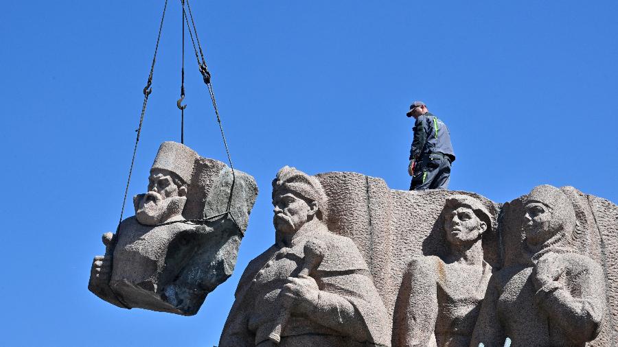 Trabalhadores desmontam o monumento da era soviética que simboliza o Acordo Pereiaslav assinado em 1645, um juramento de lealdade dos cossacos ucranianos ao czar da Rússia, em Kiev, em 30 de abril de 2024