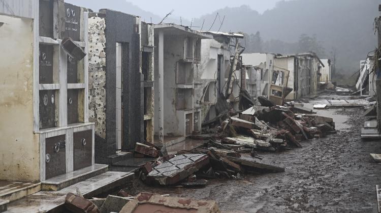 Cemitério destruído pelas chuvas em em Mucum (RS), em foto do dia 11/5