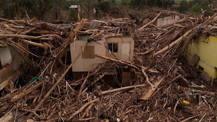 Imagem de drone mostra casa danificada coberta por troncos e galhos de árvores após as enchentes do rio Taquari em Arroio do Meio, no estado do Rio Grande do Sul (20/05).