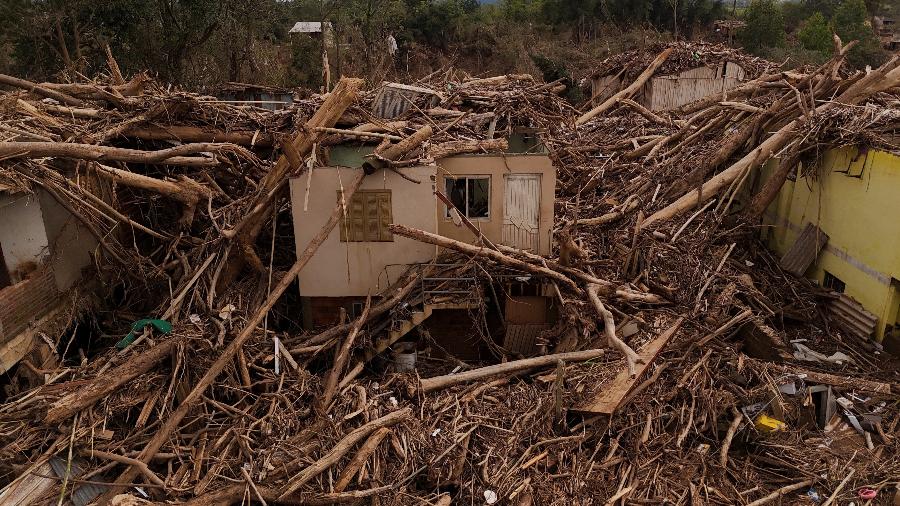 Uma vista de drone mostra uma casa danificada coberta por troncos e galhos de árvores após as enchentes do rio Taquari em Arroio do Meio - Amanda Perobelli/REUTERS