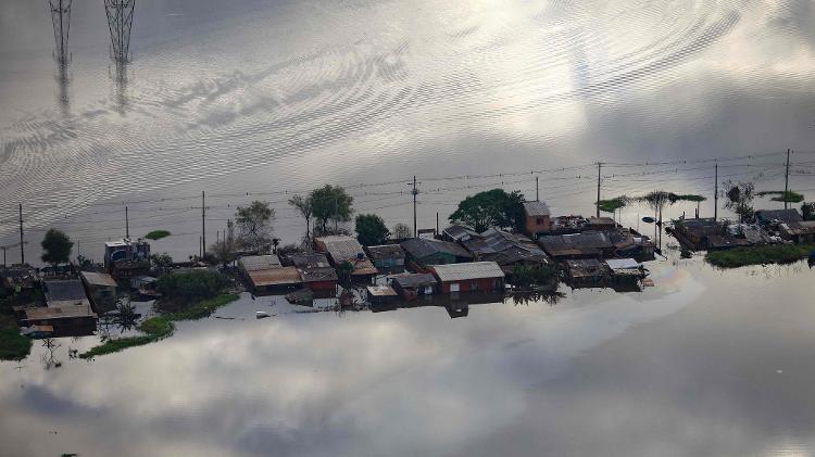 Vista aérea de rua inundada em um bairro industrial de Eldorado do Sul (RS) na última segunda-feira (20)