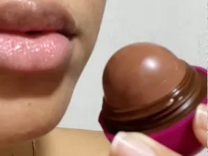 Hidratante labial com cheiro de chocolate Wonka? Veja o que diz quem usou