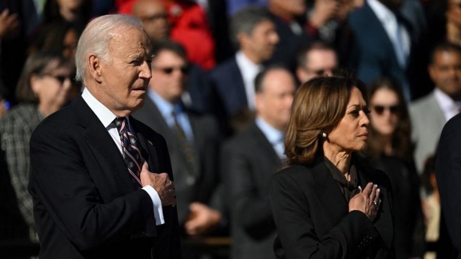 11.nov.2024 - O presidente dos EUA, Joe Biden, e a vice-presidente, Kamala Harris, em cerimônia do Dia dos Veteranos - ANDREW CABALLERO-REYNOLDS / AFP