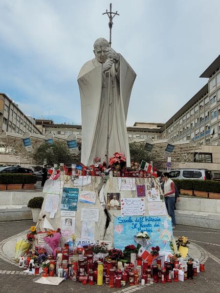 Estátua em frente a hospital Agostino Gemelli vira ponto de reza em Roma