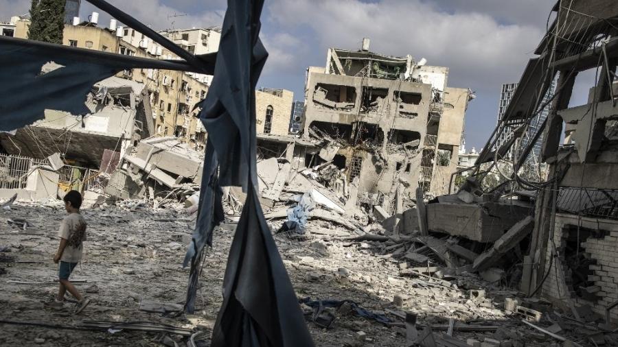 16.jun.2025 - Escombros em Tel Aviv após um novo bombardeio iraniano pela manhã - JOHN WESSELS / AFP