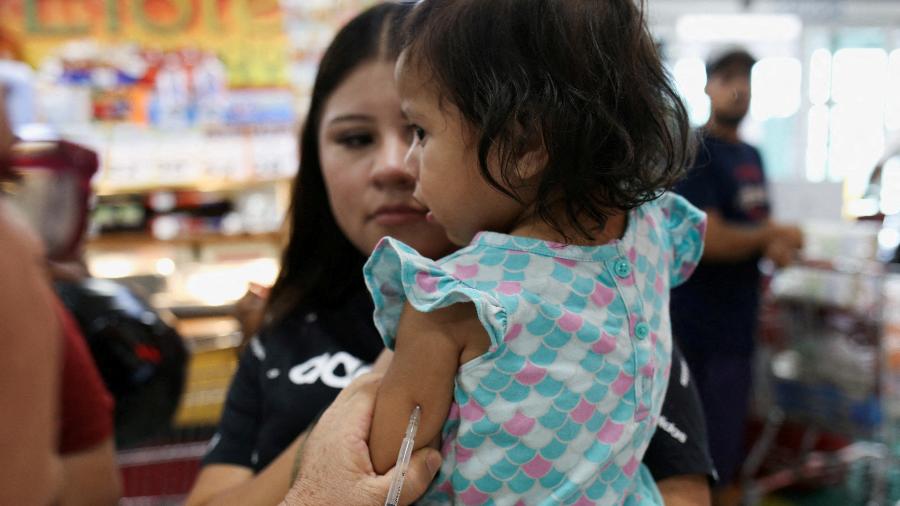 Vacinação contra sarampo no México, um dos países das Américas com mais casos Vacinação contra sarampo no México, um dos países das Américas com mais casos