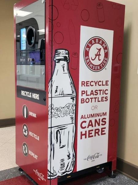 Máquinas de Venda Reversa (RVM) da Coca-Cola na Universidade do Alabama Máquinas de Venda Reversa (RVM) da Coca-Cola na Universidade do Alabama