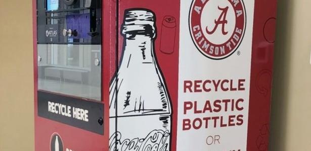 Faculdade testa 'máquina reversa' da Coca que troca latas por dinheiro