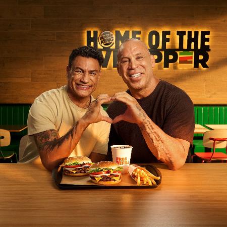 Depois de pancadaria, tetracampeão de boxe e lenda do MMA apareceram juntos em comercial