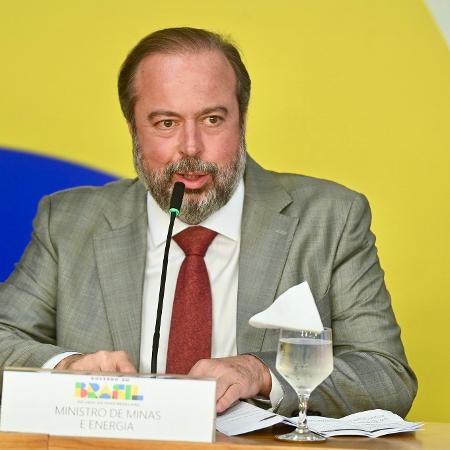 O ministro de Minas e Energia, Alexandre Silveira, em conversa com jornalistas