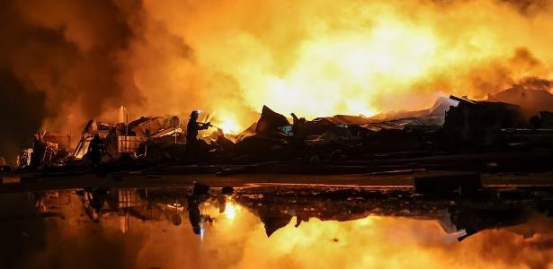 Rússia mata 17 pessoas e deixa Kiev em chamas em ataque de mísseis e drones