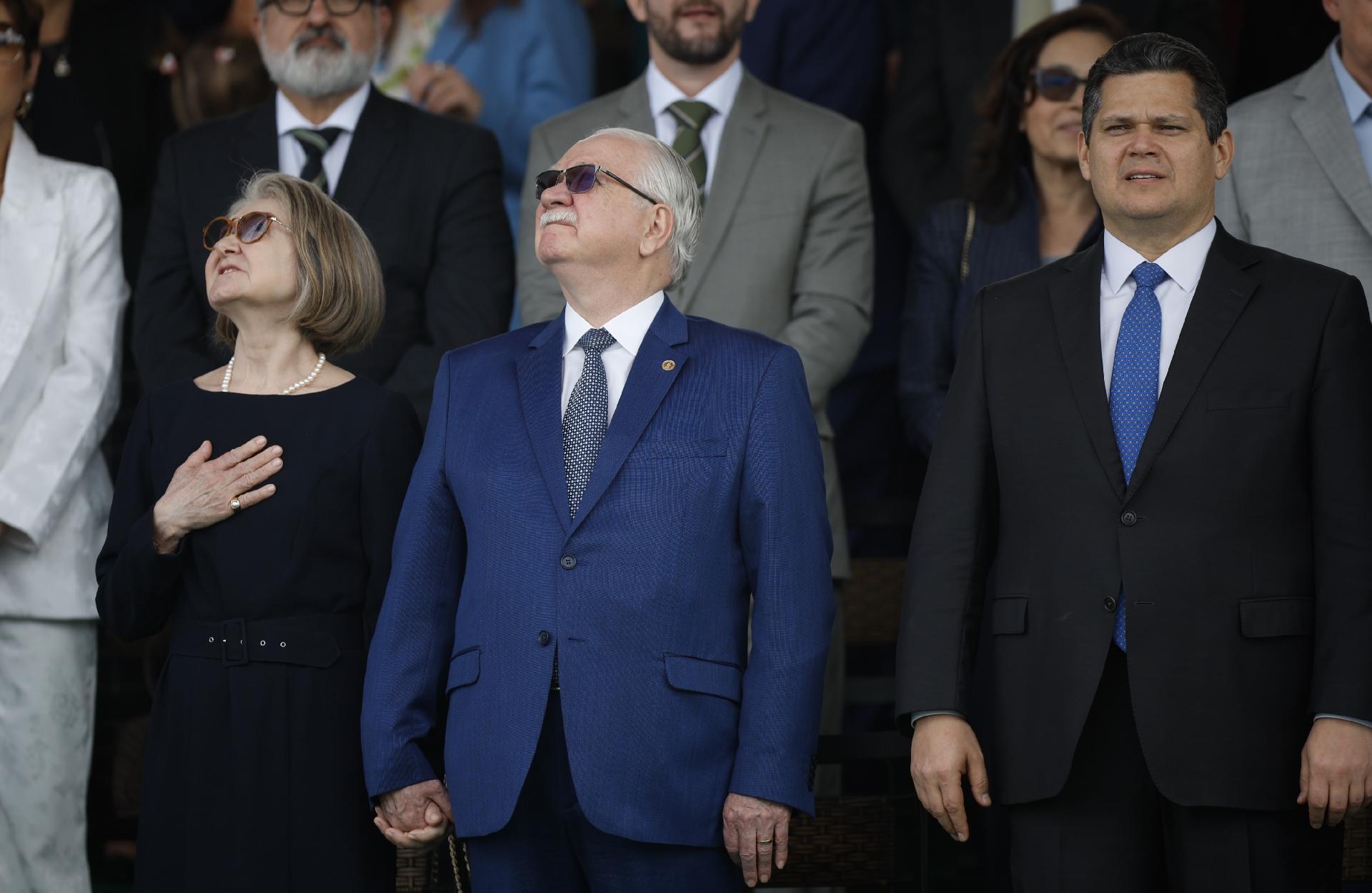 Presidente do STF, ministro Edson Fachin, e o presidente do Senado, Davi Alcolumbre, participam do desfile - undefined
