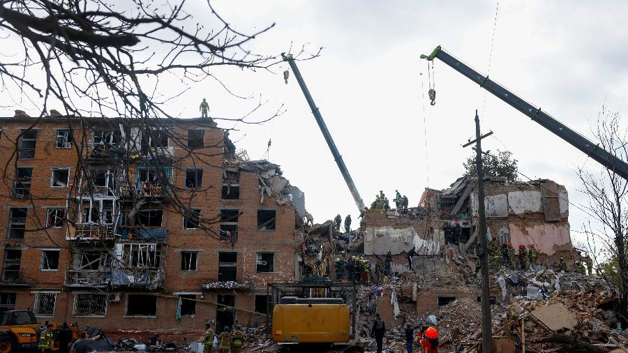 7.out.2026 - Equipes de emergência trabalham para resgatar moradores nos escombros de um prédio atingido por um míssil russo na cidade de Pryluky, na Ucrânia 7.out.2026 - Equipes de emergência trabalham para resgatar moradores nos escombros de um prédio atingido por um míssil russo na cidade de Pryluky, na Ucrânia
