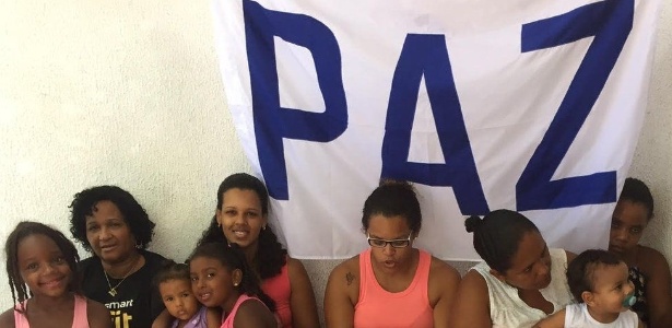 Mães levaram crianças para a celebração em UPP - BBC Brasil