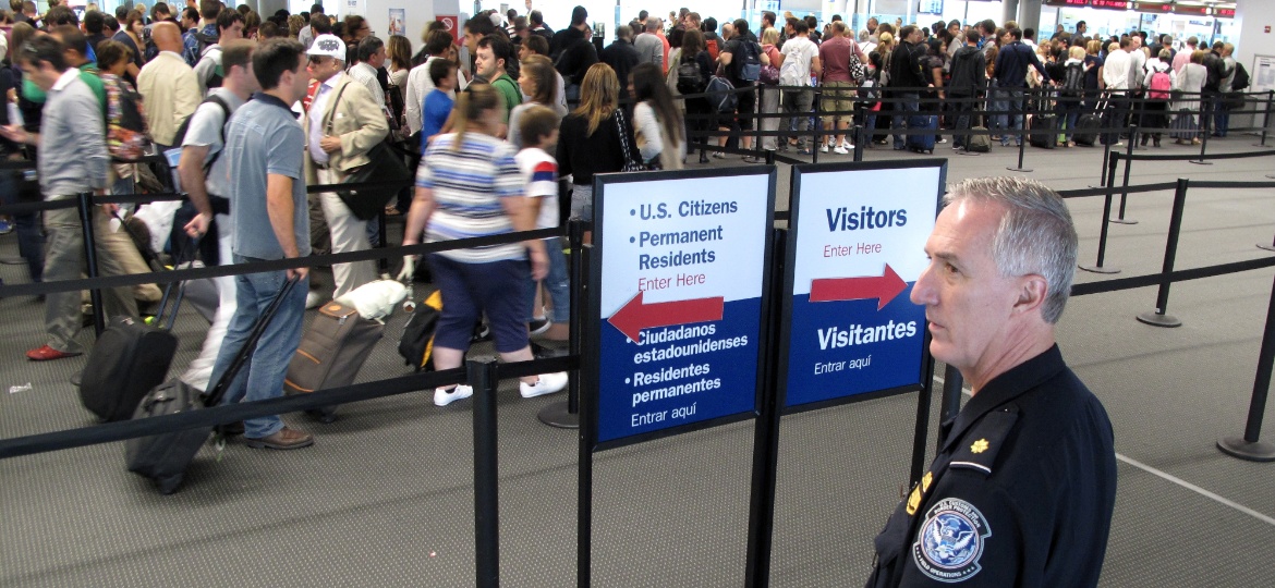 Fila para a imigração em aeroporto nos EUA - Steve Sapp/Flickr U.S. Customs and Border Protection Follow