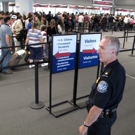Fila para a imigração em aeroporto nos EUA - Steve Sapp/Flickr U.S. Customs and Border Protection Follow