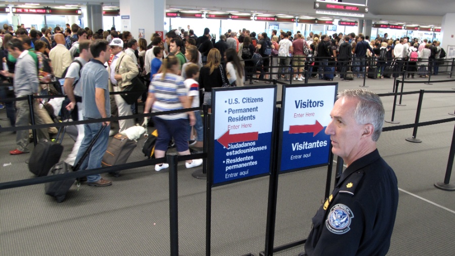 Fila para a imigração em aeroporto nos Estados Unidos - Steve Sapp/Flickr U.S. Customs and Border Protection Follow