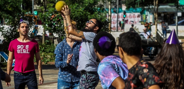 Jovens participam de queimada no largo da Batata, na zona oeste da capital paulista - Rafael Arbex/Estadão Conteúdo