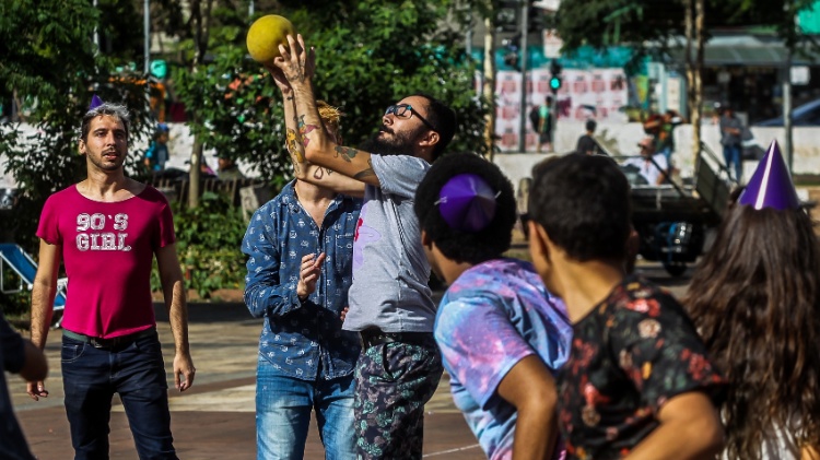Jovens participam da Gaymada no largo da Batata, em Pinheiros, na zona oeste de São Paulo, em fevereiro de 2017 - Rafael Arbex/Estadão Conteúdo - Rafael Arbex/Estadão Conteúdo