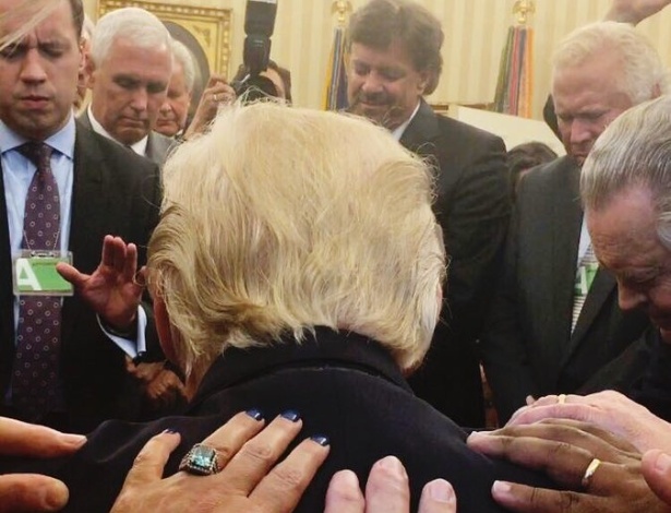 12.jul.2017 - Lideranças evangélicas rezam pelo presidente dos EUA, Donald Trump, no Salão Oval da Casa Branca - Twitter/Reprodução