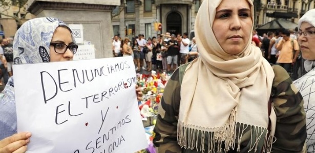 Muçulmanas manifestam publicamente repúdio ao terrorismo em Barcelona - picture-alliance/Kyodo/MAXPPP