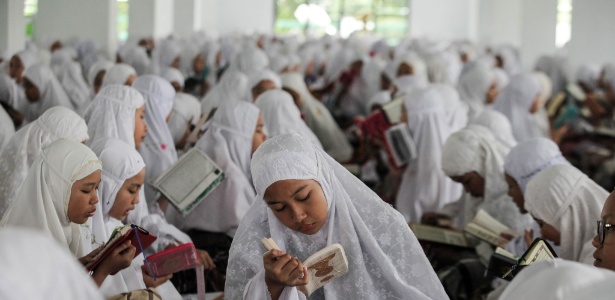Estudantes muçulmanos recitam o Alcorão no primeiro dia do Ramadã em 17 de maio de 2018 - AFP/Ivan Damanik