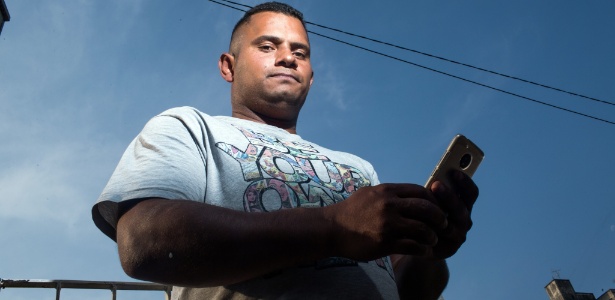 Ricardo Matsukawa/UOL Darlan das Neves tem celular pré-pago; acesso à internet é geralmente via Wi-Fi