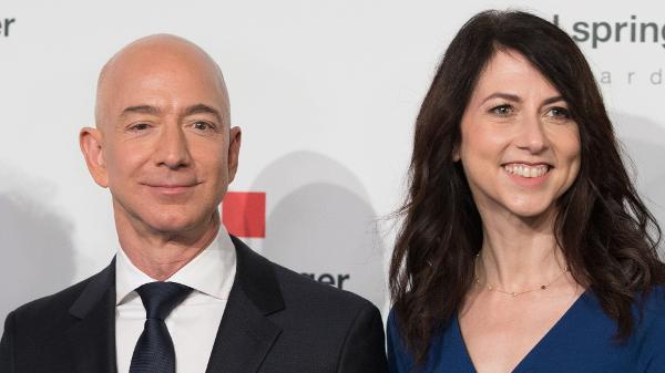 Jeff Bezos e MacKenzie - Jorg Carstensen/AFP aquitemtrabalho.com.br emprego dos sonhos