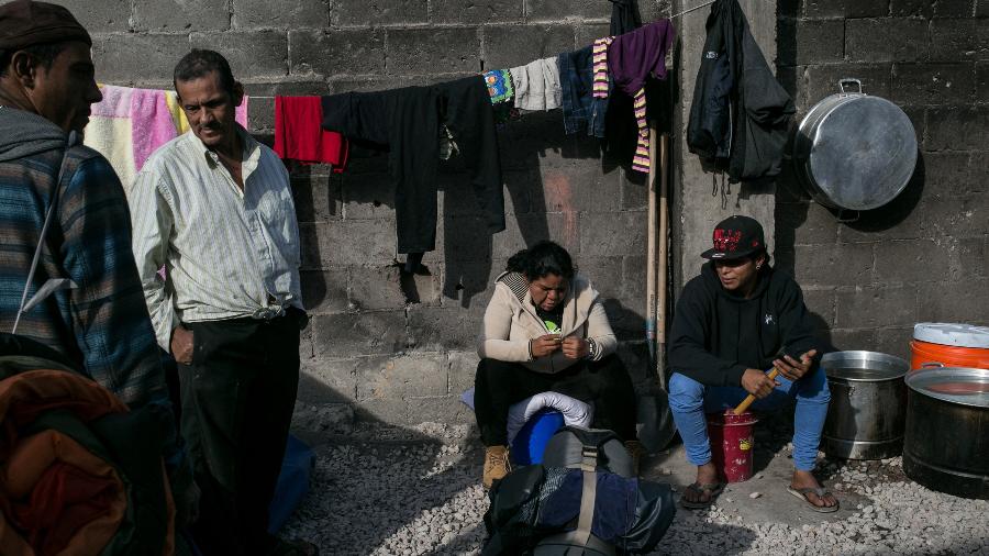 Pessoas em um campo de migrantes em Tijuana, no México - Meghan Dhaliwal/The New York Times