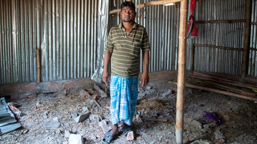 Hossain Gazi dentro de uma das cabanas que construiu para abrigar os refugiados Rohingya, em Bengala Ocidental, na Índia - Arka Dutta/The New York Times