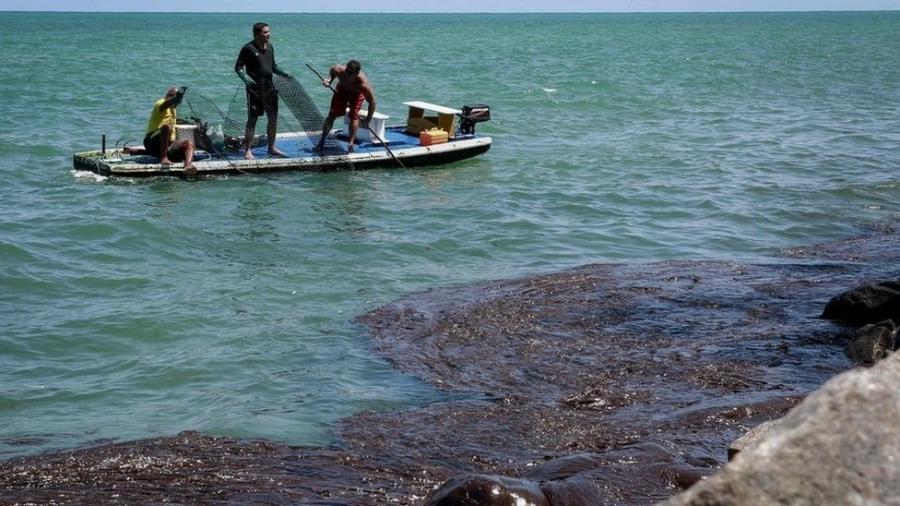 O óleo já atingiu mais de 450 praias do litoral nordestino, como a de Paulista (PE), e chegou ao Espírito Santo - Leo Malafaia/AFP