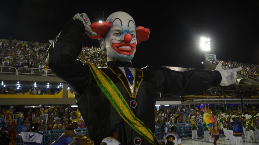 Carro da Acadêmicos de Vigário Geral trouxe um boneco crítico ao presidente Jair Bolsonaro (sem partido) - LUIZ GOMES/ ESTADÃO CONTEÚDO