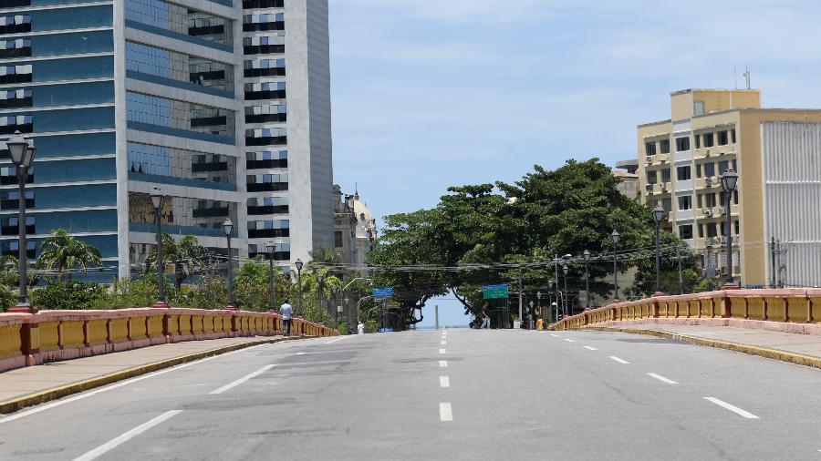 Ponte Princesa Isabel relativamente vazia no centro de Recife (PE) no último dia 17 - Marlon Costa/Futura Press/Estadão Conteúdo