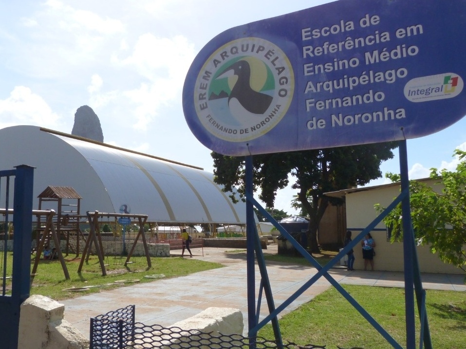 Fernando de Noronha distribui cestas básicas para moradores da Ilha