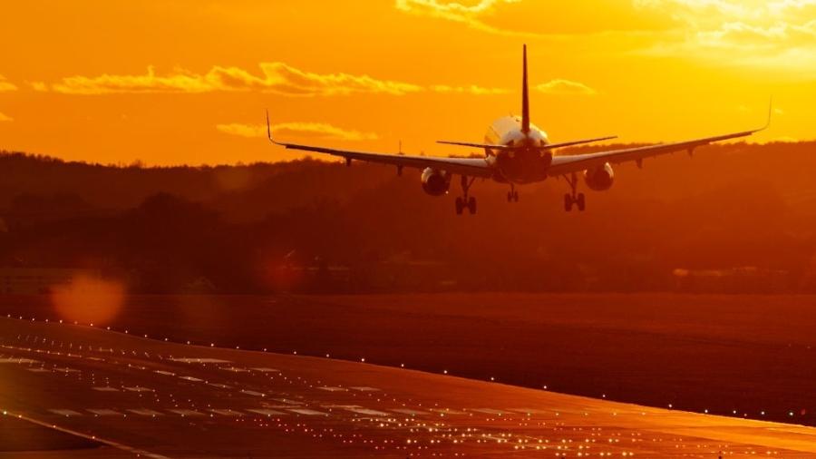 14.mar.2020 - Avião da Polish Airlines, um Embraer E-195, pousa no Aeroporto Internacional de Cracóvia-Balice, na Polônia - Filip Radwanski/SOPA Images/LightRocket via Getty Images