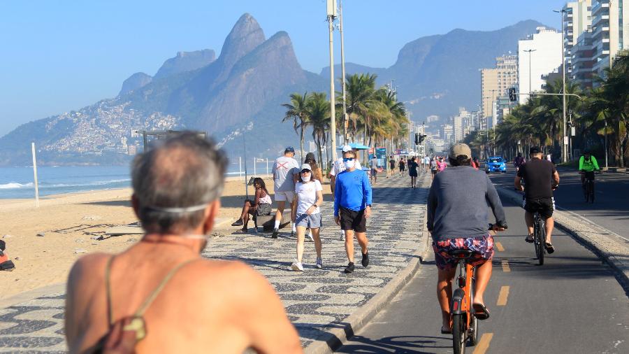 31.mai.2020 - Movimentação no calçadão da Praia de Ipanema, na zona sul do Rio de Janeiro - Ellan Lustosa/Código19/Estadão Conteúdo