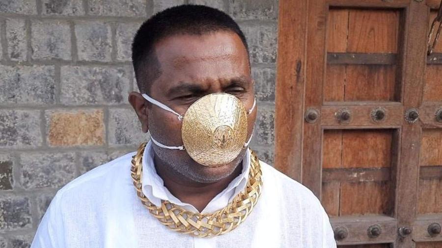 A máscara de ouro de Shankar Kurade tem furos para que ele possa respirar - Reprodução/Twitter/@moni_tiwari