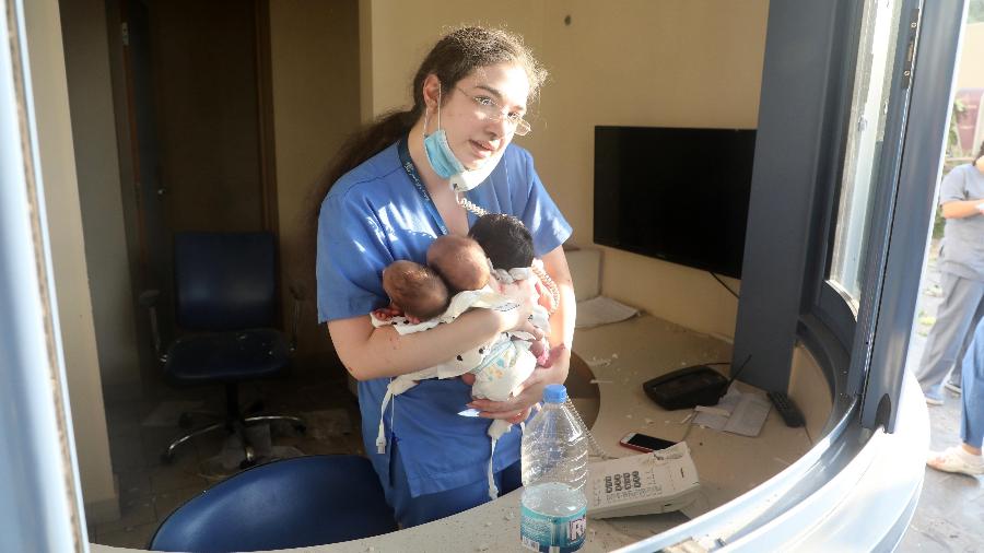 Enfermeira segura bebês em hospital após explosão em Beirute, no Líbano - Xinhua/Bilal Jawich