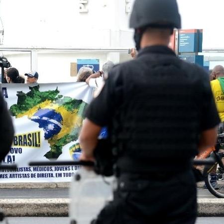 8.jun.2020 - PMs em ato bolsonarista em Copacabana - JORGE HELY/FRAMEPHOTO/FRAMEPHOTO/ESTADÃO CONTEÚDO